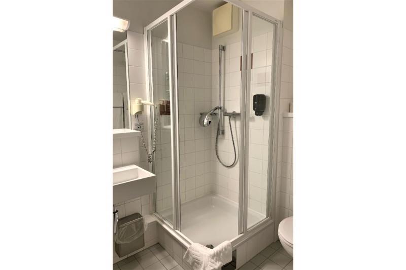 シャワー付きバスルーム
