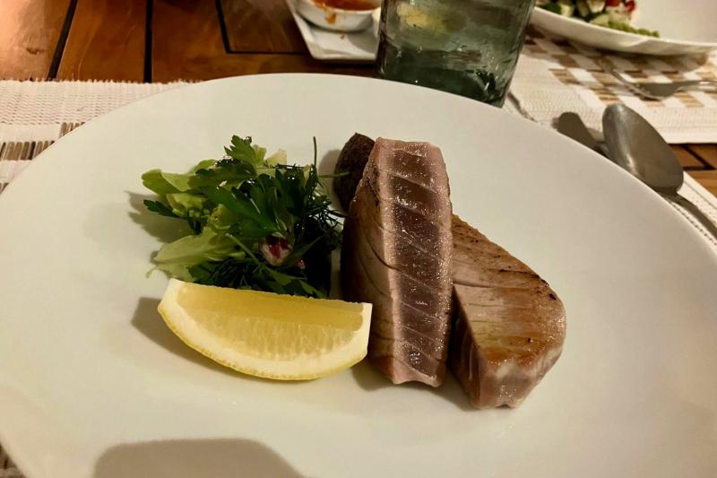 ミディアムでいただいたツナのステーキは身が厚い！
