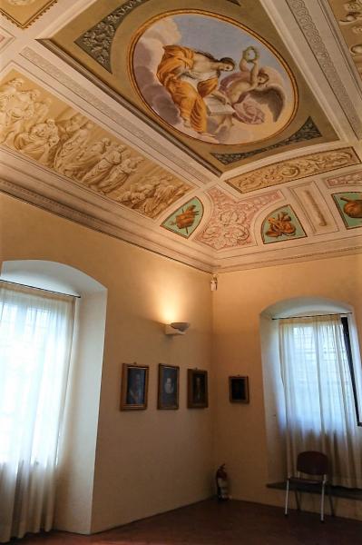 天井が美しいヴァザーリの館の室内