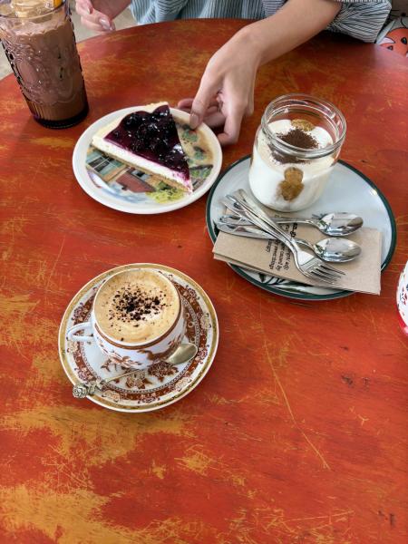 ホテル近くのカフェ（ティラミスが特に美味）