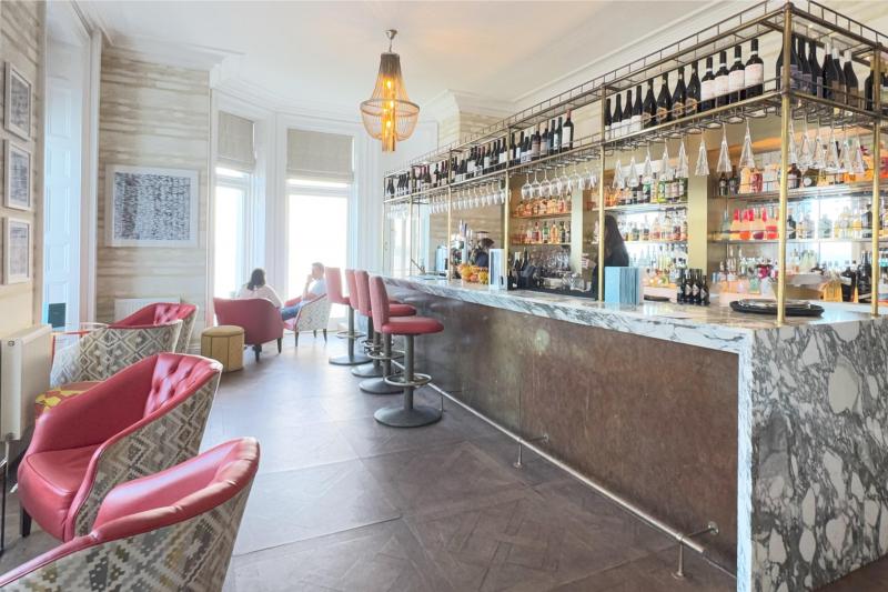 明るい雰囲気のバー