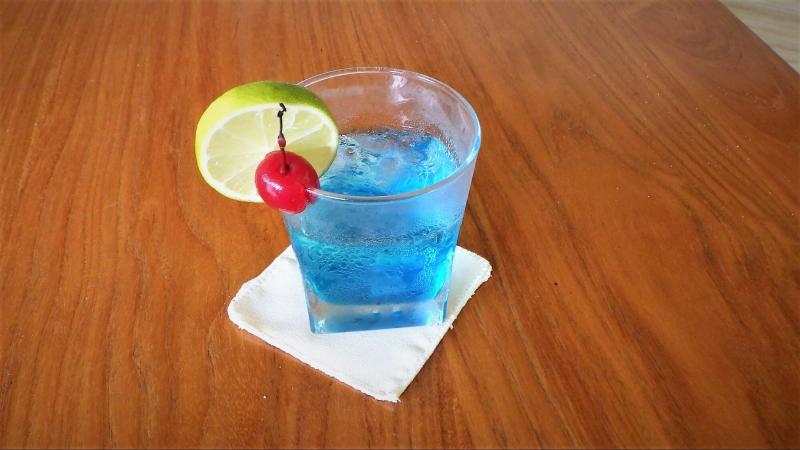 ウェルカムドリンクでは、爽やかブルーのとっても涼しげなドリンクで乾杯♪