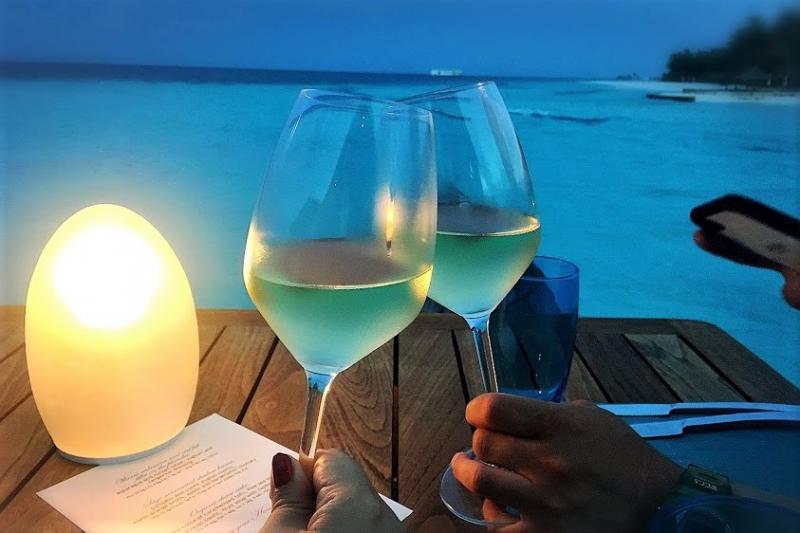 ハネムーンディナーでは、海を眺めながら飲むワインが最高でした♪