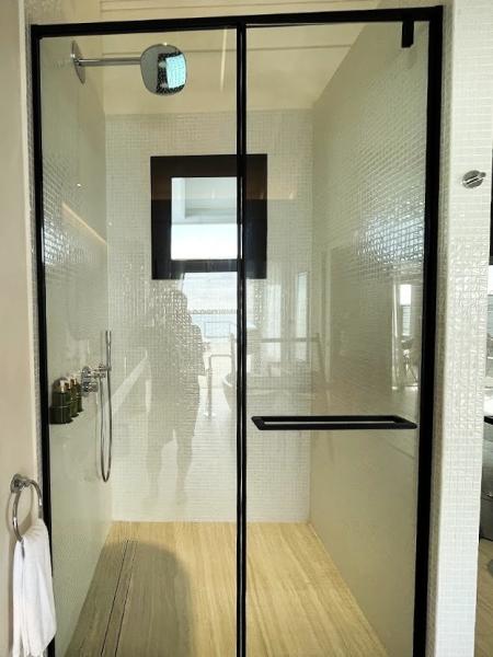 シャワールームがあります