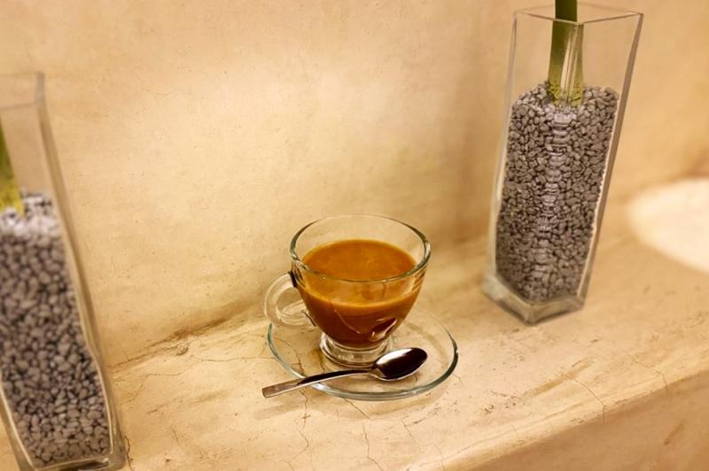 ガラスのおしゃれなカップでいただくコーヒーでひと息