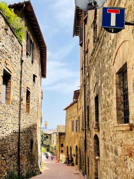 フィレンツェとシエナの間に位置する世界遺産の塔の街 サン ジミニャーノの街並み（ゲームの世界のようで面白かったです）