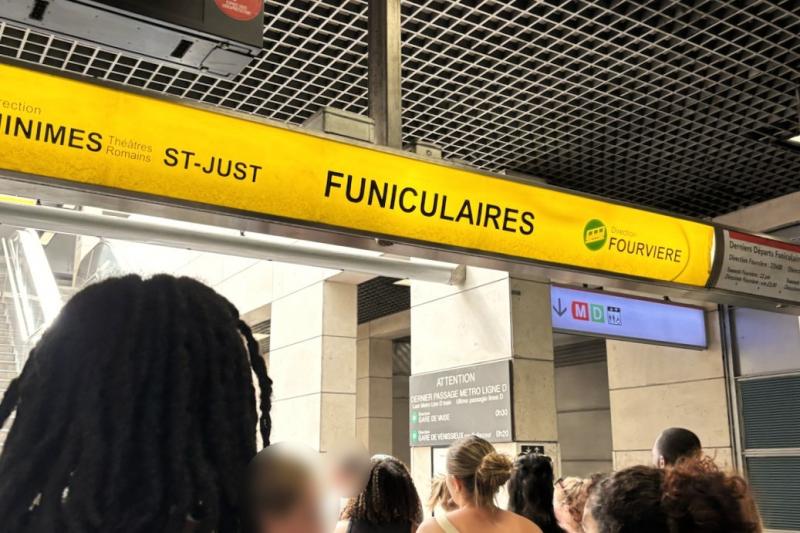 一番右の“FOURVIERE”と記載されているところまで向かってください