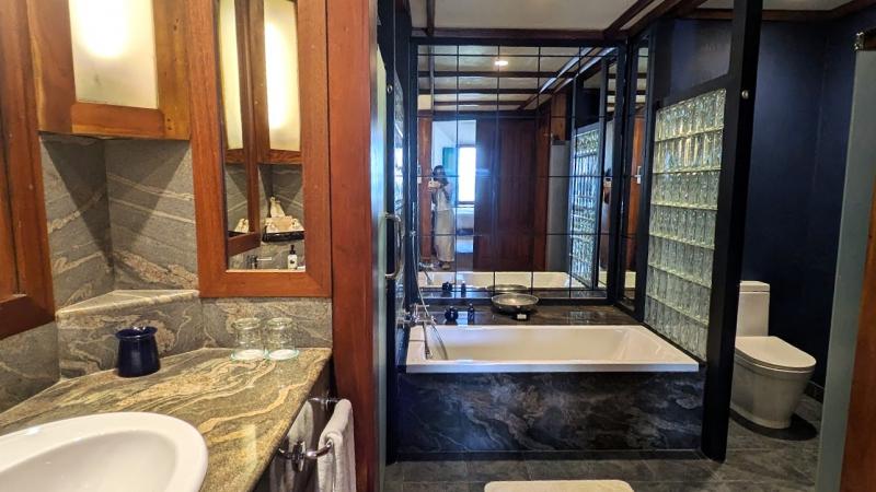 バスタブとシャワーブースが別々にあります