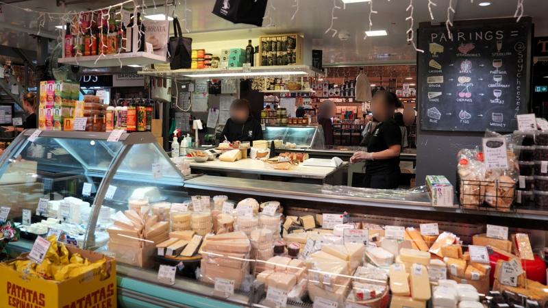 圧巻の品揃えを誇るチーズ専門店。ローカル産からヨーロッパ直輸入のものまで取り扱っております！