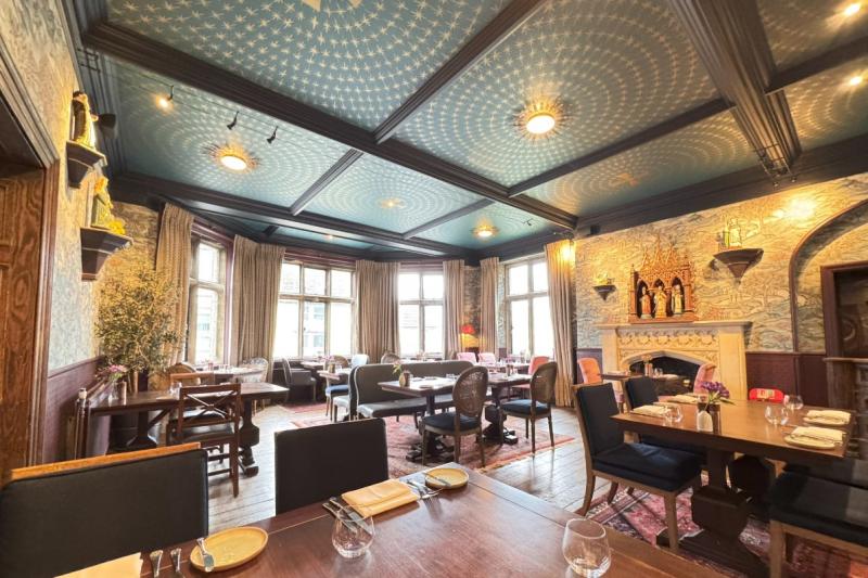 天井にたくさんの星が煌めく「Abbey Row」店内