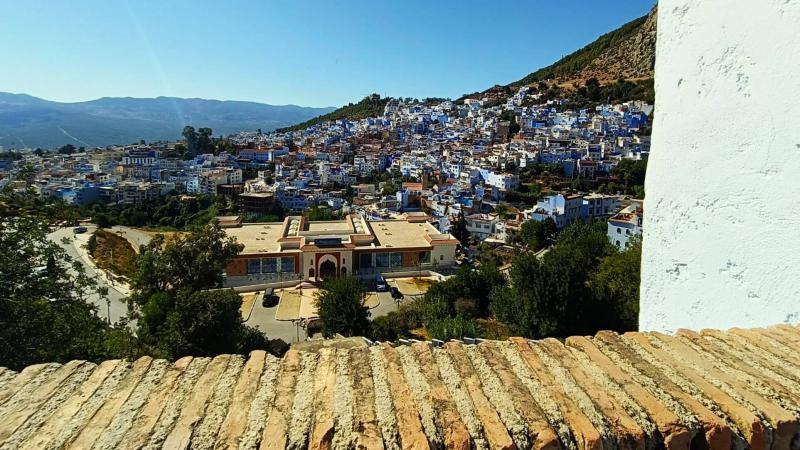 バルコニーがあり、街も山も見ることができます