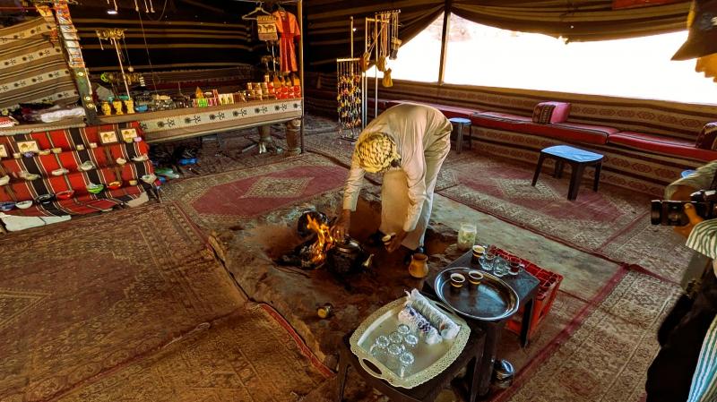 道中アラビックテントで日を避けながら休憩