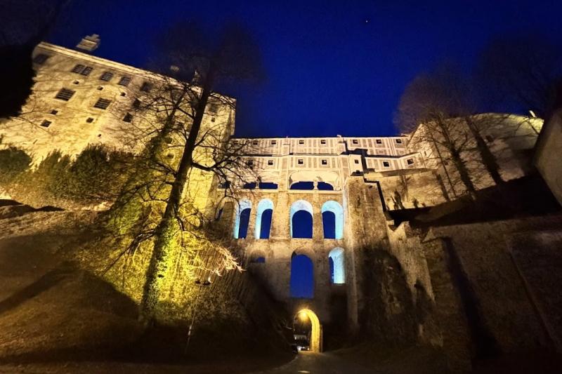 ライトアップされた「プラーシュトヴィ橋」です