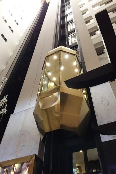 ロビーからエレベーターの昇り降りがみえます