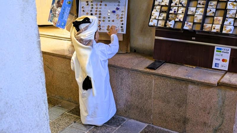 トーブ（伝統衣装）の少年