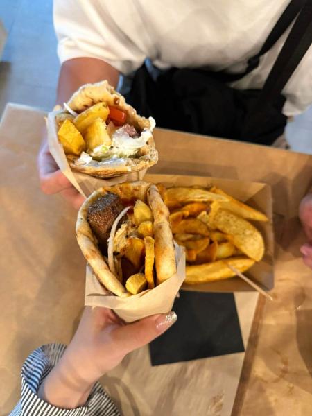 イアのレストラン「Pitogyros Traditional Grill House」のスブラキをピタで挟んだギロピタ