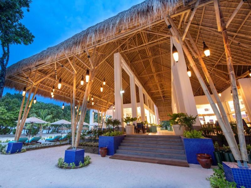 アクアレストラン。天井が高く開放的（Photo by：Emerald Maldives Resort & Spa）