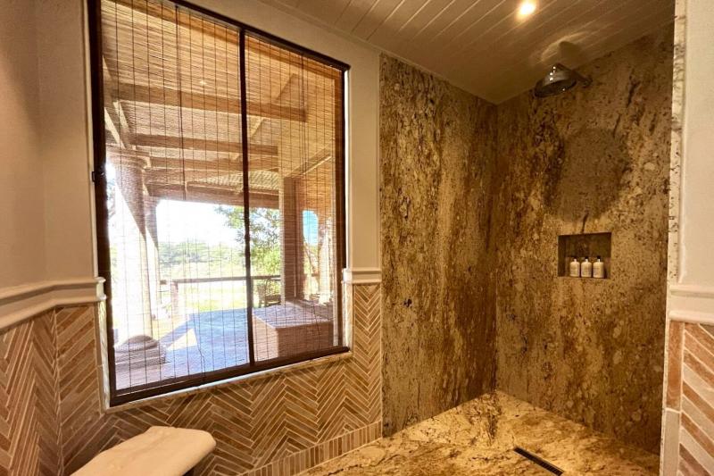 バスタブとは別にシャワールームも。大理石造りで、清潔感があります