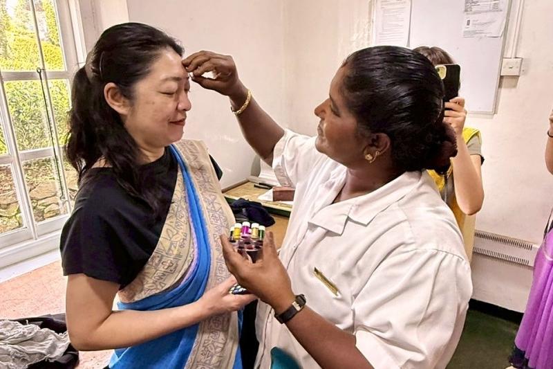 眉間につけるターメリックはヒンドゥー教の女性のファッションのひとつだそう（もともとは宗教的なシンボル）