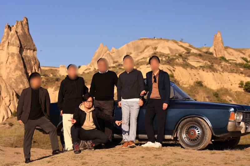 屋根がないオープンクラシックカーでの移動となるので、体感温度はさらに低く感じます。私は薄手のパーカーとウィンドブレーカーでちょうど良かったと感じました。今回は写真にあうような服装で、ちょうど良かったです！