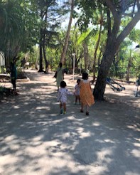 綺麗に整っていた島内の道を子供達も裸足で走り回っていました。トカゲもいて、追いかけていました