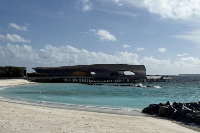 ユニークなクジラの形をした水上バーです