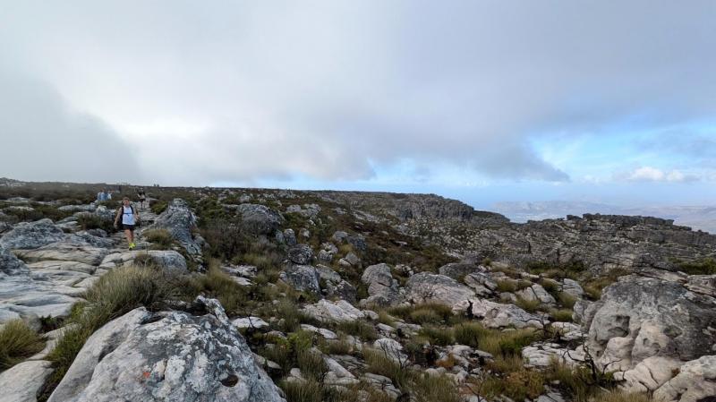 山頂はごつごつとした石がいっぱい