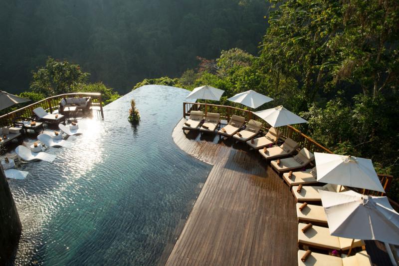ハンギング ガーデンズ オブ バリ（インドネシア）バリ島のウブド中心地から車で約30分、ジャングルの中に佇む絶景が楽しめるホテル。急斜面の渓谷の中に建てられており、ホテル名の通り熱帯雨林の上に吊るされたヴィラ、天空に浮かぶ絶景プールが魅力です。お部屋は5タイプのヴィラが全44棟。すべてのヴィラにプライベートプール、天蓋付きのキングサイズベッド、屋外ガゼボ＆サンベッドなどが備わっています。