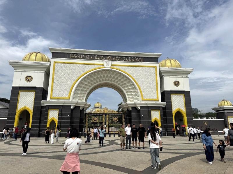 イスタナ ネガラ（マレーシア王宮）。中には入れませんが、王室行事や晩餐会などが行われる煌びやかな王宮です