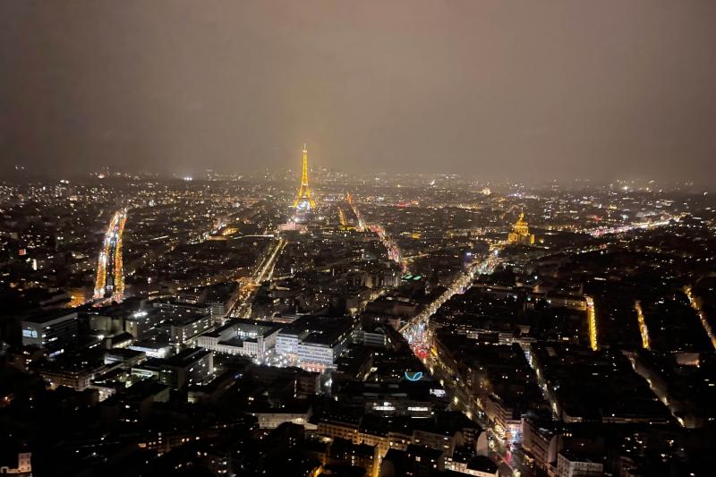 エッフェル塔が煌めくパリの夜景