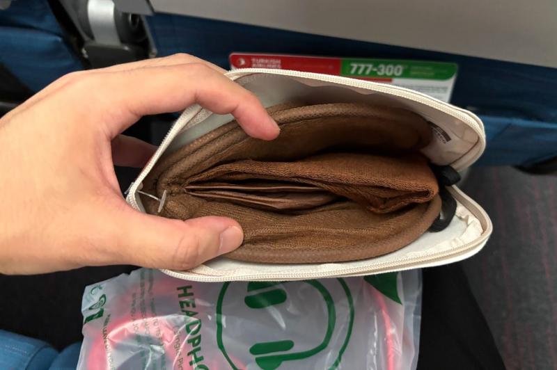 おしゃれな柄のポーチにはスリッパが入っていました