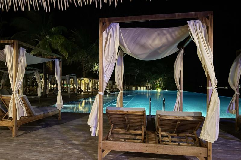 桟橋でつながっている姉妹リゾート「ザ レジデンス モルディブ アット ファルマフシ」側のオフィシャルプール。夜もライトアップされてきれいです