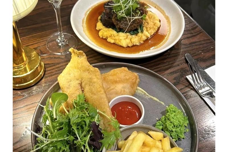 クライストチャーチでディナー（フィッシュ＆チップスと牛ほほ肉の赤ワイン煮込み）