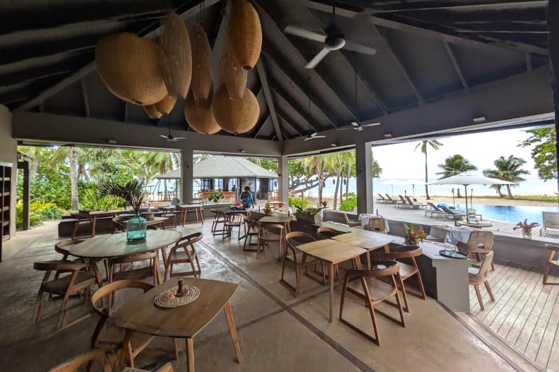 レストランの向こうがメインプール