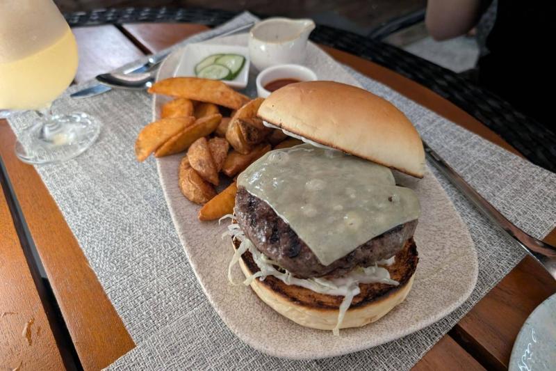 スキップジャックバーにて。大きくて肉厚のハンバーガー