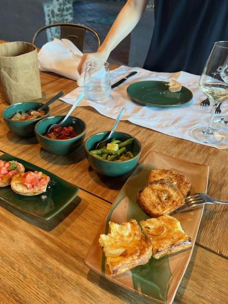 ワインと合わせたブルスケッタやオリーブなどの前菜もシチリアの家庭料理感があって美味しかったです