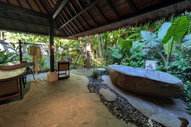 こんなに大きな石のバスタブをどうやって作ったのか気になりますね