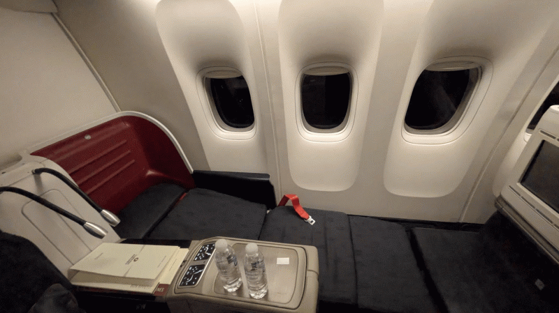 フルフラットに倒した座席