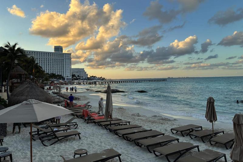 ホテル前のビーチにて