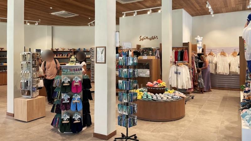 フロントの横にある広々としたショップ