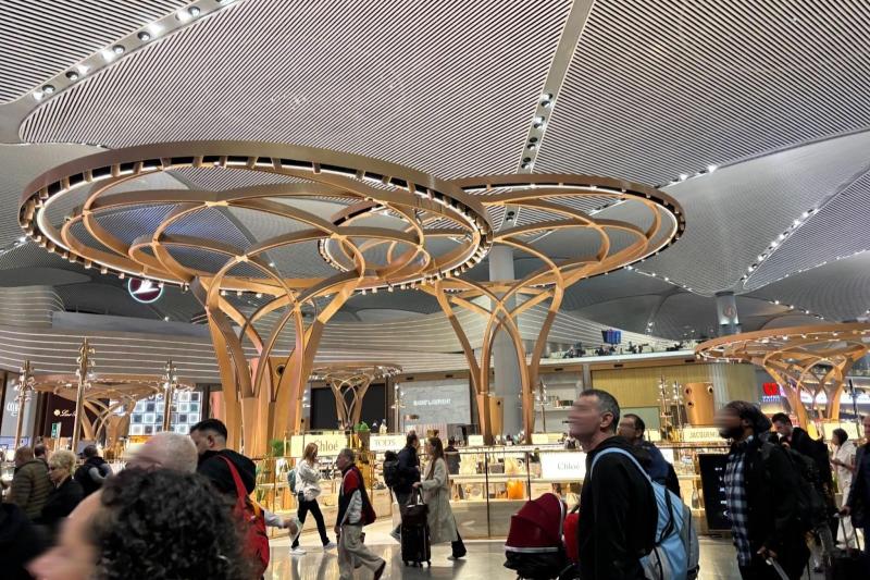 空港中央部では、金色に装飾されたオブジェがお出迎え