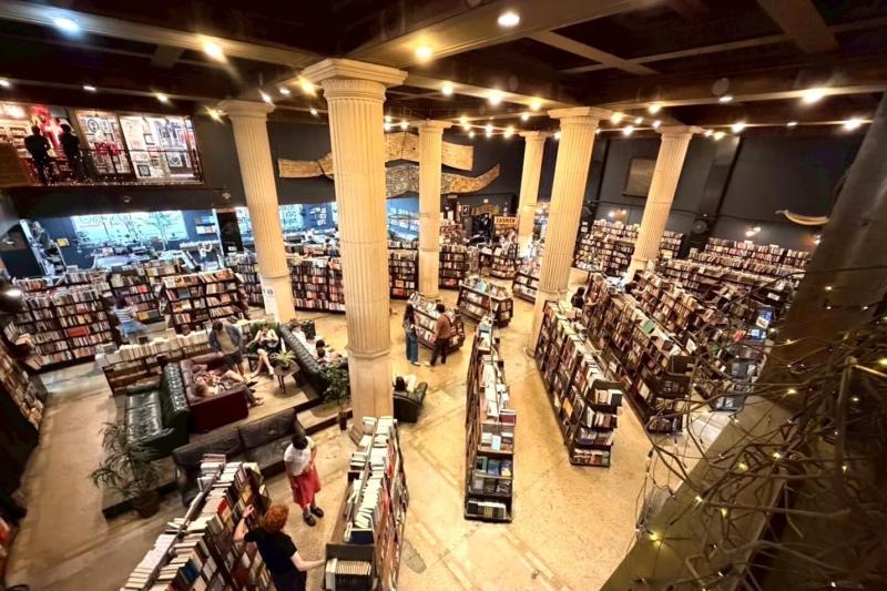 “世界で最も美しい本屋”に選出された「ザ ラスト ブックストア」の店内