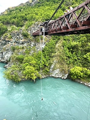 カウラウ橋からのバンジージャンプ