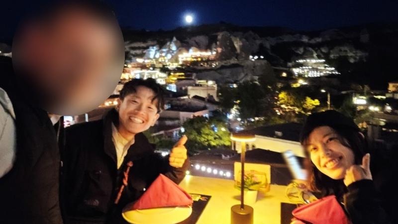カッパドキアの夜景をバックにレストランでのディナー