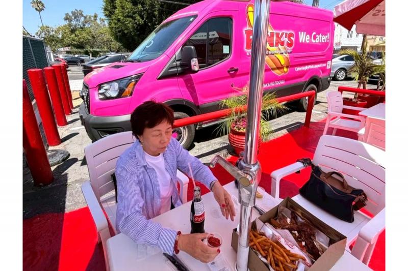 内も外も、後ろの車もピンクだらけのPink's Hot Dogs。風が心地よい！ 