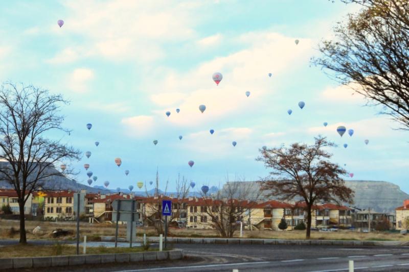ネヴシェヒル カッパドキア空港へは、朝の早い移動だったので、道中では車に乗りながら、気球が飛んでいる光景を見ることができましたよ♪