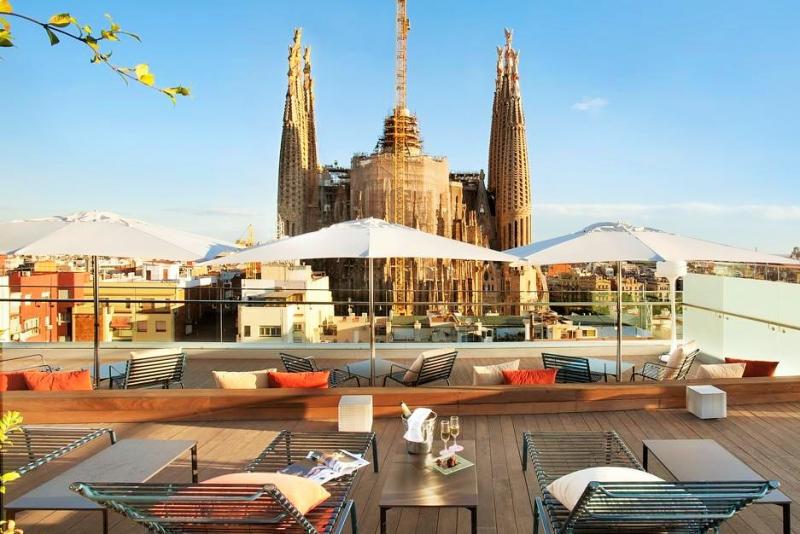 【アイレ ホテル ロゼロン（バルセロナ）】スペインで人気観光スポット、世界遺産サグラダ・ファミリア大聖堂まで徒歩約3分！ 全105室ある客室は、モダンで居心地のよい空間が広がります。スーペリアやスイートのお部屋から、また屋上テラスからサグラダ・ファミリアの眺望をお楽しみいただけます。