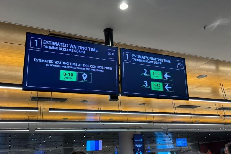 こちらの掲示板で検査場の待ち時間をチェックすることができます