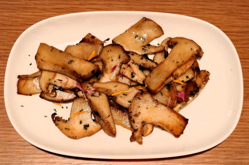 松茸のバターソテー（松茸料理は7月下旬～9月中旬頃限定のお楽しみ）