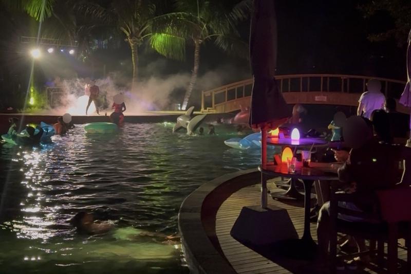 夜のビーチクラブ